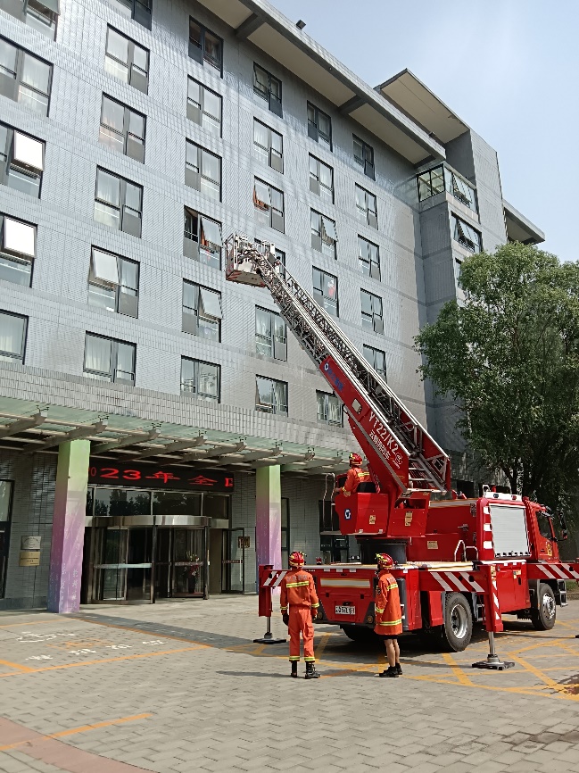 图为消防云梯车高处救援